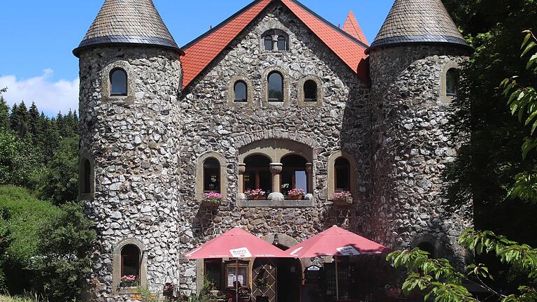 Nicht so alt, wie er aussieht: Der Holzberghof erhielt erst 1911 den schlossähnlichen Anbau.&nbsp; &nbsp;