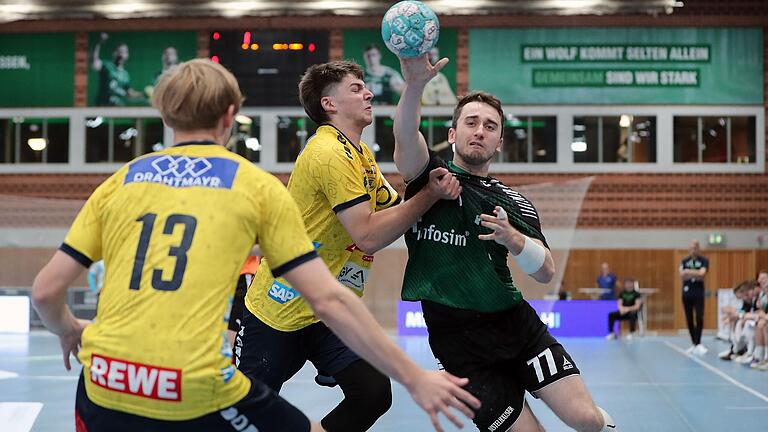 Im Hinspiel im September 2023 in der tectake Arena besiegten die Wölfe Würzburg um Luis Franke (rechts) in der Dritten Handball-Liga Süd die Rhein-Neckar Löwen II mit ihrem Toptorschützen Felix Göttler (Mitte, links Fabian Schwarzer). Im Hinspiel im September 2023 in der tectake Arena besiegten die Wölfe Würzburg um Luis Franke (rechts) in der Dritten Handball-Liga Süd die Rhein-Neckar Löwen II mit ihrem Toptorschützen Felix Göttler (Mitte, links Fabian Schwarzer). 