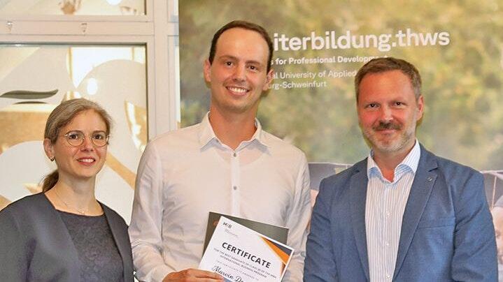 Studiengangleitung Prof. Dr. Christine Zecher (links) und Prof. Dr. Artur R. Fabisch (rechts )gratulieren dem besten Absolventen des Masters International Business Marvin Denninger. Studiengangleitung Prof. Dr. Christine Zecher (links) und Prof. Dr. Artur R. Fabisch (rechts )gratulieren dem besten Absolventen des Masters International Business Marvin Denninger.