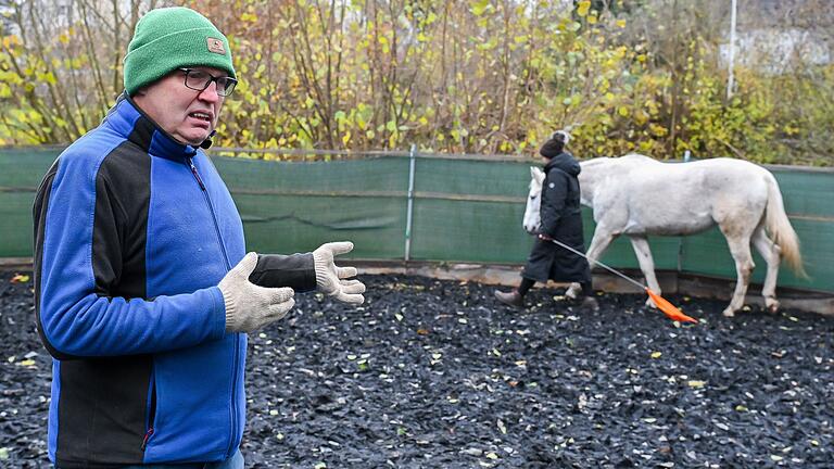 Anton 'Toni' Engelbrecht bietet pferdegestütztes Coaching an. Bei einer Einheit auf dem Panorama-Hof in Altershausen hat er der Redaktion einen Einblick gegeben, was das genau heißt.