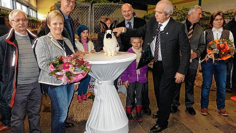 Kaninchen im Mittelpunkt der Kreisschau: (von links) 1. Kreisvorsitzender Günter Schürrer, Ortsvorsteherin Tanja Bolg, Oberbürgermeister Stefan Mikulicz, Landrat Eberhard Nuß, Bezirksvorsitzender Josef Steinack, Andreas Stollberger (1. Vorstand des KZV Kembach) und die Kreisjugendleiterin Mirjam Popp. Kaninchen im Mittelpunkt der Kreisschau: (von links) 1. Kreisvorsitzender Günter Schürrer, Ortsvorsteherin Tanja Bolg, Oberbürgermeister Stefan Mikulicz, Landrat Eberhard Nuß, Bezirksvorsitzender Josef Steinack, Andreas Stollberger (1. Vorstand des KZV Kembach) und die Kreisjugendleiterin Mirjam Popp.