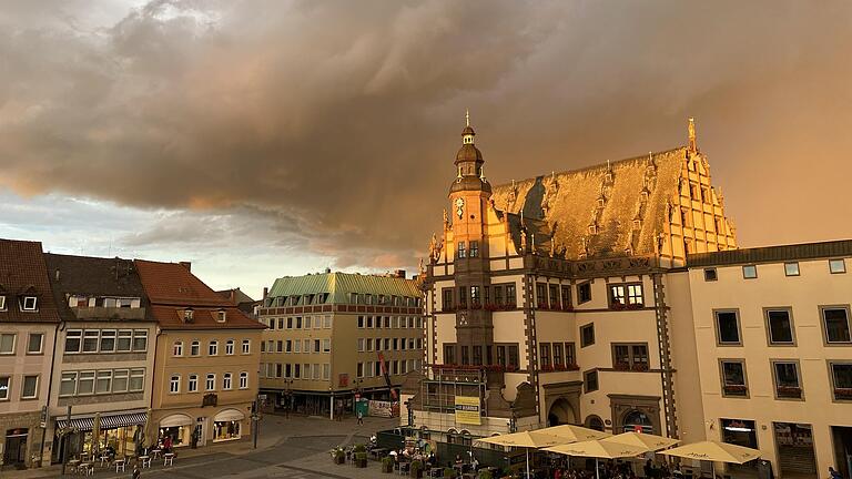 Dunkle Wolken über dem Schweinfurter Rathaus: Nachdem Oberbürgermeister Sebastian Remelé die Schul- und Kulturausschusssitzung am 24. Juni mangels Themen abgesagt hatte, rumorte es hinter den Kulissen. Nun sorgt ein fraktionsübergreifender Antrag für eine neue Sitzung für Aufsehen.