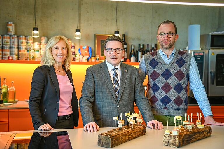 Gemeinsam mit (von links) Ursula Mühleck, Dezernentin für Kreisentwicklung und Bildung, hat Landrat Christoph Schauder das Unternehmen Seubert Feinkostmanufaktur in Großrinderfeld-Gerchsheim besucht. Geschäftsführer Marcus Seubert empfing die beiden im Besprechungs- und Vorführraum mit integrierter Küche.