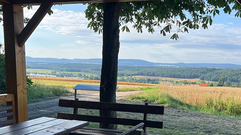Bietet auch Schatten und Schutz vor Regen: Die Sitzgruppe am Waldrand bei Ottendorf. Bietet auch Schatten und Schutz vor Regen: Die Sitzgruppe am Waldrand bei Ottendorf.