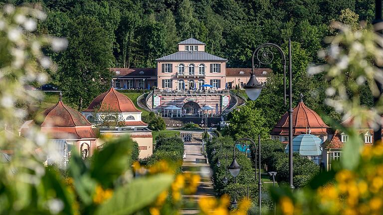 Die Extratour Königsweg des Hochrhöner ist ein etwa neun Kilometer langer Rundwanderweg rund um den Kurort Bad Brückenau mit dem Staatsbad Bad Brückenau. Der Wanderweg führt dabei direkt durch den Kurpark von Bad Brückenau. Die Extratour Königsweg des Hochrhöner ist ein etwa neun Kilometer langer Rundwanderweg rund um den Kurort Bad Brückenau mit dem Staatsbad Bad Brückenau. Der Wanderweg führt dabei direkt durch den Kurpark von Bad Brückenau.
