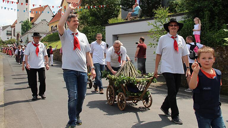 Fest in Glasofen verwurzelt: die Köhler bei einem Festzug im Dorf.