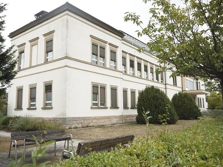 Das Gebäude des ehemaligen Krankenhauses in Hofheim heute. Das Gebäude des ehemaligen Krankenhauses in Hofheim heute.