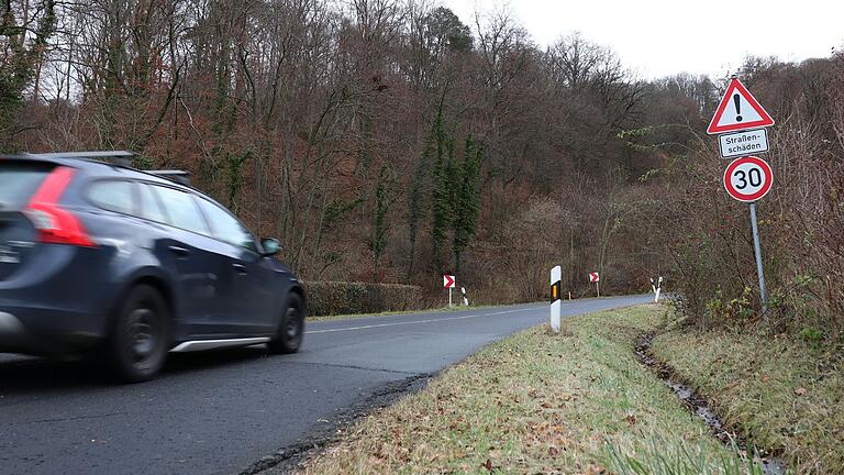 An der Straße hinauf zum Schwanberg beginnt in diesem Jahr die aufwändige Sanierung, die in mehrere Abschnitte geteilt ist. An der Straße hinauf zum Schwanberg beginnt in diesem Jahr die aufwändige Sanierung, die in mehrere Abschnitte geteilt ist.