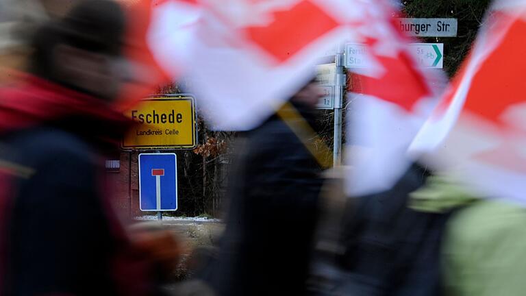 Neonazi-Treffen und Gegendemo in Eschede       -  Auf einem Hof bei Eschede gibt es seit vielen Jahren Versammlungen von Rechtsradikalen.