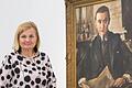 Die österreichische Kunsthistorikerin Elisabeth Nowak-Thaller, Vizedirektorin des Lentos Kunstmuseums in Linz, neben dem Porträt von Wolfgang Gurlitt, gemalt von Lovis Corinth 1917. Es ist das Titelbild der Ausstellung im Würzburger Museum im Kulturspeicher, eine Kooperation mit Linz.
