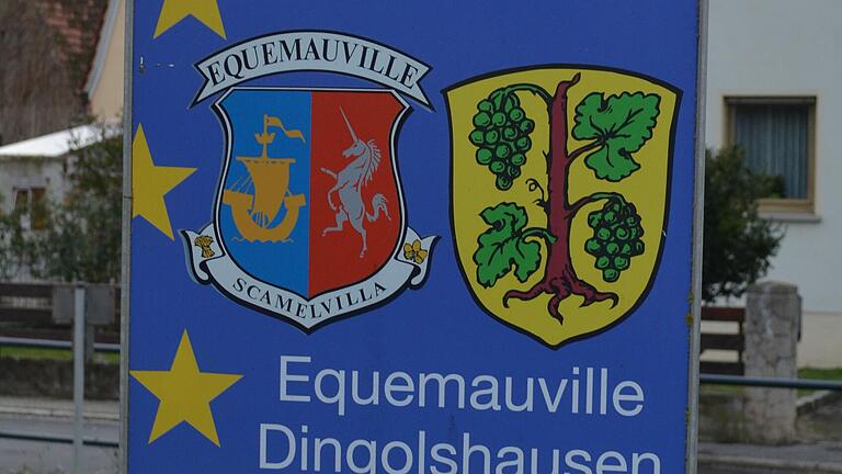 Das Schild in Dingolshausen weist auf die Partnerschaft mit der französischen Gemeinde Equemauville hin. Das Schild in Dingolshausen weist auf die Partnerschaft mit der französischen Gemeinde Equemauville hin.