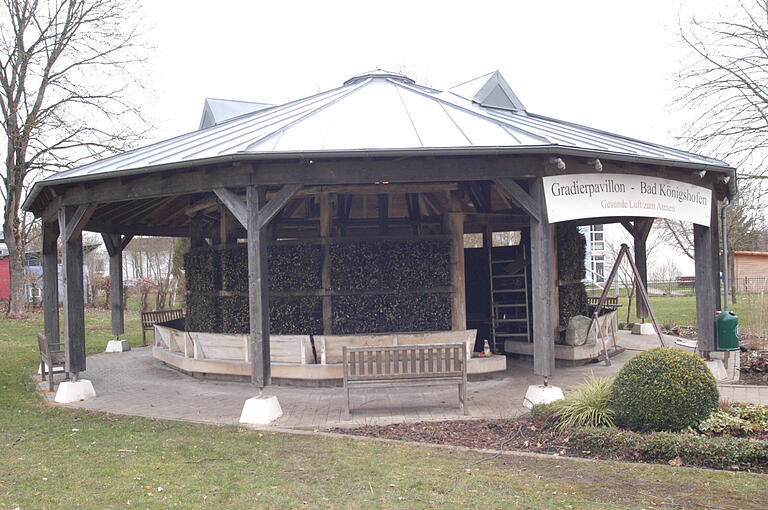 Den Gradierpavillion im Kurgarten von Bad Königshofen suchen Menschen auf, die Probleme mit der Atmung haben. Die Aerosole, die beim Rieseln des Solewassers über Hecken entstehen, tun Bronchien und Lunge gut.