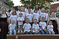 Die 19 Kinder der musikalischen Frühförderung erhielten T-Shirts. Unser Bild zeigt sie mit ihren Leiterinnen Alicia Apel (links) und Magdalena Pohley (rechts).