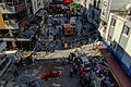 470538571.jpg       -  Feuerwehrleute und Rettungskräfte arbeiten nach einer Explosion. Bei einer mutmaßlich durch Gas verursachten Explosion in der westtürkischen Küstenmetropole Izmir sind mindestens fünf Menschen ums Leben gekommen.