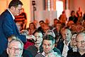 Main-Post-Redakteur Thomas Fritz nimmt eine Frage aus dem Publikum entgegen. Rund 1200 Besucherinnen und Besucher waren zur Wahlarena im Würzburger Vogel Convention Center gekommen.&nbsp;