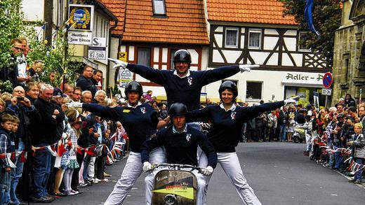 Roller-Akrobatik: Die Vespa-Oldtimerfreunde aus München lieferten eine atemberaubende Show bei den Fladungen Classics. Roller-Akrobatik: Die Vespa-Oldtimerfreunde aus München lieferten eine atemberaubende Show bei den Fladungen Classics.