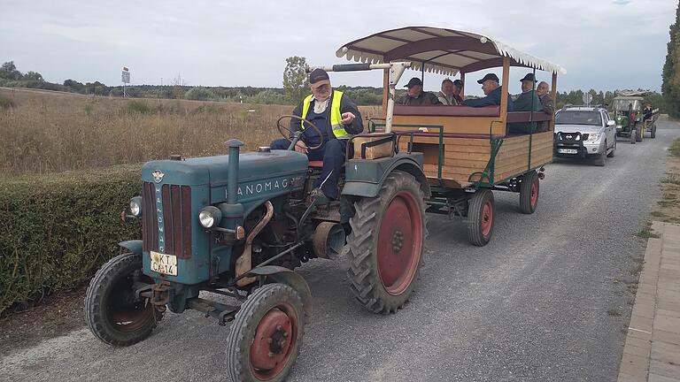 Mit Oldtimer-Traktor und Planwagen ging es zum Gemarkungsgrenzgang.