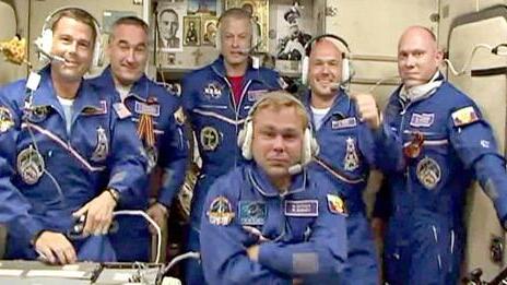Die aktuelle ISS-Crew: Die Neuankömmlinge Reid Wiseman (links), Maxim Suraev (vorne) und Alexander Gerst (Zweiter von rechts) sowie Steven Swanson (hinten Mitte), Aleksandr Skvortsov (Zweiter von links) und Oleg Artemyev.