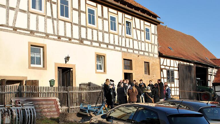 Das stattliche Wohnhaus mit Stall im rechten Teil ist das Kernstück des Anwesens, dahinter befindet sich eine Fachwerkscheune. Das stattliche Wohnhaus mit Stall im rechten Teil ist das Kernstück des Anwesens, dahinter befindet sich eine Fachwerkscheune.
