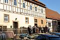 Das stattliche Wohnhaus mit Stall im rechten Teil ist das Kernstück des Anwesens, dahinter befindet sich eine Fachwerkscheune.
