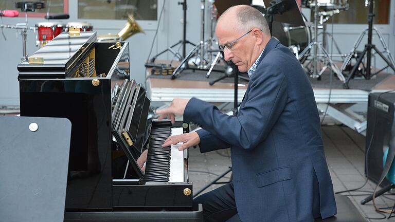 Heinz Pallors Dankeschön an das Martin-Pollich-Gymnasium war ein klein wenig Johann Sebastian Bach am Klavier.