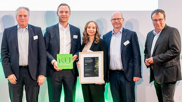 Nahmen stellvertretend für die Belegschaft einen der heißbegehrten IKU 2022 entgegen (von links): Uwe Rothaug (Geschäftsführer), Matthias Hofmann (Geschäftsführer), Lisa Knoops (Projektleiterin) und Ralph Knecht (CEO). Rechts außen: Oliver Krischer, Parlamentarischer Staatssekretär im BMWK, der die Eröffnungsrede hielt und den Preis überreichte. Nahmen stellvertretend für die Belegschaft einen der heißbegehrten IKU 2022 entgegen (von links): Uwe Rothaug (Geschäftsführer), Matthias Hofmann (Geschäftsführer), Lisa Knoops (Projektleiterin) und Ralph Knecht (CEO). Rechts außen: Oliver Krischer, Parlamentarischer Staatssekretär im BMWK, der die Eröffnungsrede hielt und den Preis überreichte.