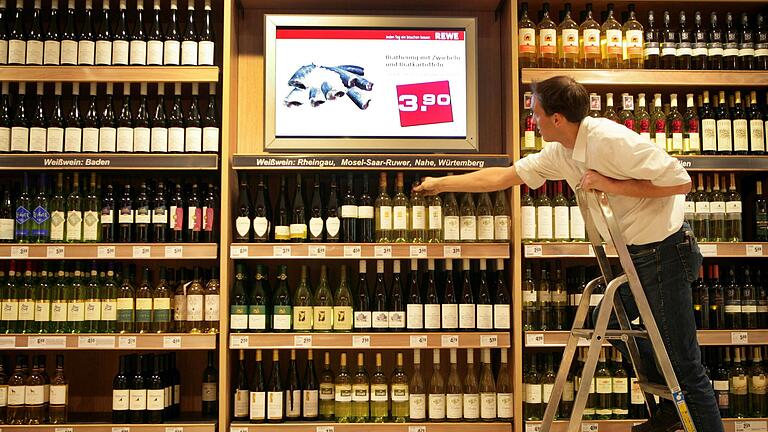 Das große Angebot in Supermärkten und Discountern konkurriert laut Winzer Elmar Weisenseel mit dem lokalen Weinangebot. Das große Angebot in Supermärkten und Discountern konkurriert laut Winzer Elmar Weisenseel mit dem lokalen Weinangebot.