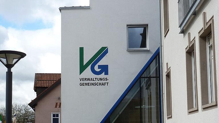 Protzig kommen die VG-Gebäude nicht daher. Ehr schlicht, wie hier das der Verwaltungsgemeinschaft Bad Neustadt. Protzig kommen die VG-Gebäude nicht daher. Ehr schlicht, wie hier das der Verwaltungsgemeinschaft Bad Neustadt.