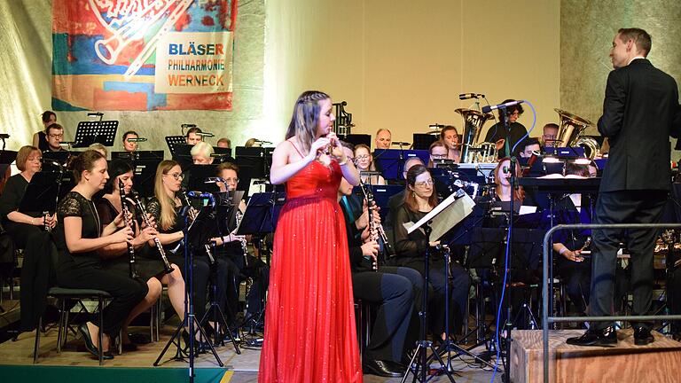 Solo-Flötistin Valerie Walter vom Heeresmusikkorps Veitshöchheim beeindruckte bei den Dreikönigsfestkonzerten der Bläserphilharmonie Werneck unter der Leitung von Florian Unkauf (rechts).