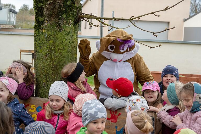 Berührungsängste mit dem Osterhasen hatten die Kita-Kinder kaum.