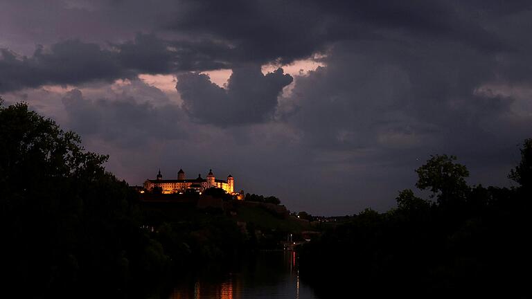 Über Würzburg soll in den kommenden Stunden der angekündigte Hurrikan 'Kirk' ziehen. Die Stadt hat daher nun eine Warnung ausgesprochen. Über Würzburg soll in den kommenden Stunden der angekündigte Hurrikan 'Kirk' ziehen. Die Stadt hat daher nun eine Warnung ausgesprochen.