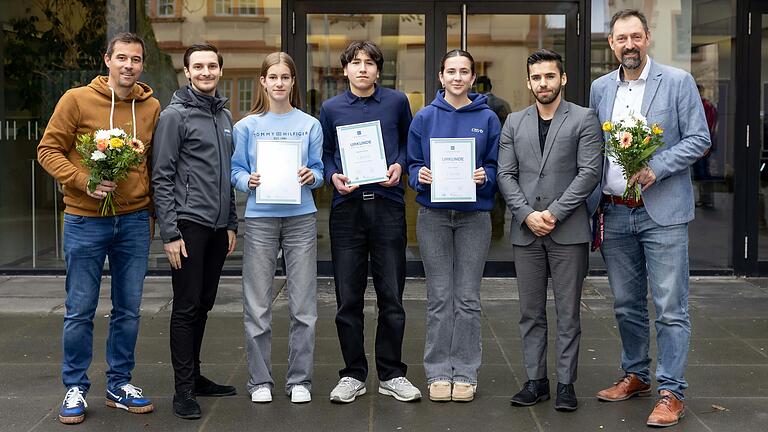 Andreas Eyrisch, Simon Fieber (Wirtschaftsjunioren Würzburg), Luisa Bauer (2. Platz), Abdullah Barout (1. Platz), Lilly Schäfer (3. Platz), Hassan Maarouf (Wirtschaftsjunioren Würzburg), Oliver Goldfuss. Andreas Eyrisch, Simon Fieber (Wirtschaftsjunioren Würzburg), Luisa Bauer (2. Platz), Abdullah Barout (1. Platz), Lilly Schäfer (3. Platz), Hassan Maarouf (Wirtschaftsjunioren Würzburg), Oliver Goldfuss.
