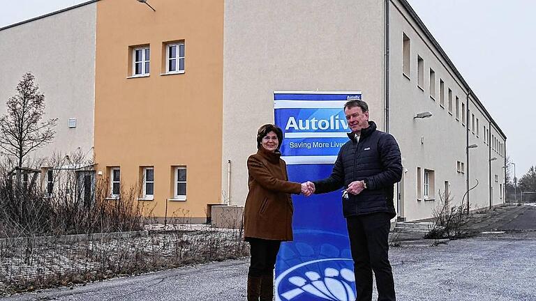 Bürgermeisterin Bettina Bärmann übergab die Schlüssel für Gebäude 7 an Hermann Henftling von der Firma Autoliv, die hier künftig Fahrsicherheitstechnik entwickeln wird. Bürgermeisterin Bettina Bärmann übergab die Schlüssel für Gebäude 7 an Hermann Henftling von der Firma Autoliv, die hier künftig Fahrsicherheitstechnik entwickeln wird.