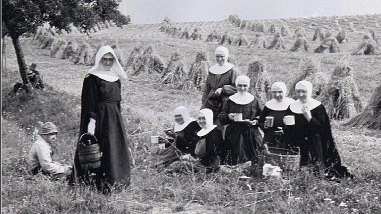 Die Ordensfrauen im Jahr 1908 bei der Getreideernte in Maria Bildhausen.