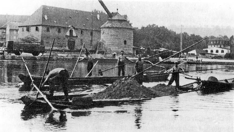 Sandschöpfer in den 1930er Jahren vor dem Alten Kranen in Marktbreit, wo Schlossermeister Volkamer Schelche baute.
Quelle: Vom Sandschöpfer zum modernen Kieswerk, Verlag Siegfried Greß Marktbreit
Foto: Antje Roscoe Sandschöpfer in den 1930er Jahren vor dem Alten Kranen in Marktbreit, wo Schlossermeister Volkamer Schelche baute.
Quelle: Vom Sandschöpfer zum modernen Kieswerk, Verlag Siegfried Greß Marktbreit
Foto: Antje Roscoe
