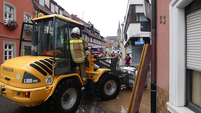 In der Fachwerkstadt Zeil standen Teile der Altstadt unter Wasser. Einsatzkräfte von Feuerwehr und THW versuchten, mit Sandsäcken ein Eindringen des Wassers in die Anwesen zu verhindern.