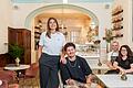 Eva Wechsler und Kevin Forstner (vorne), Gründer und Chefs der Homekeepers, und die Betreiber der Caffetteria 'La Toska' Endri Tare und Franceska Tare (sitzend), die auch als Frühstückraum genutzt wird.