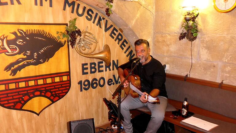 Emilio Sánchez brachte mit seinen Songs südländisches Lebensgefühl in das Probenheim des Eberner Blasorchesters.
