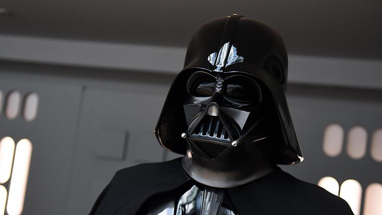 80340158.jpg - Ein Darth-Vader-Kostüm erzielte knapp 100 000 Dollar bei der Auktion. 80340158.jpg - Ein Darth-Vader-Kostüm erzielte knapp 100 000 Dollar bei der Auktion.