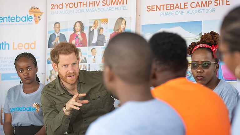 Prinz Harry und Herzogin Meghan auf Afrikareise       -  Hinter den Kulissen der Hilfsorganisation Sentebale, die sich für Aidswaisen in Afrika einsetzt, tobt ein erbitterter Machtkampf. Mittendrin: Prinz Harry.