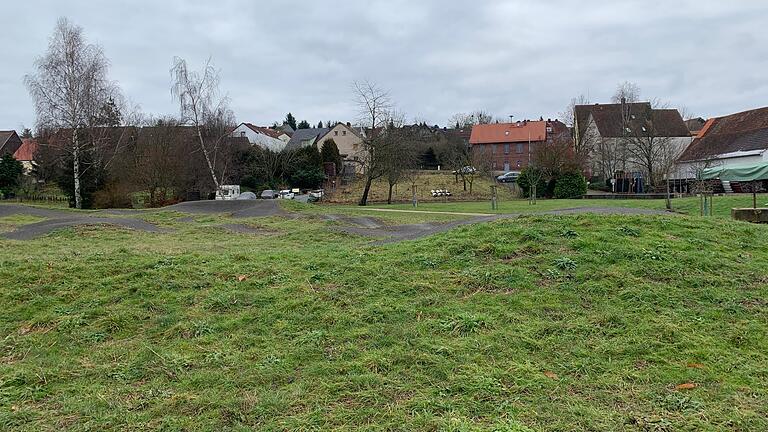 In die Weed in Esselbach in Nachbarschaft zur Pumptrack-Anlage soll das geplante Pflegeheim gebaut werden. Gegen den Standort wehrt sich eine Bürgerinitiative. In die Weed in Esselbach in Nachbarschaft zur Pumptrack-Anlage soll das geplante Pflegeheim gebaut werden. Gegen den Standort wehrt sich eine Bürgerinitiative. 