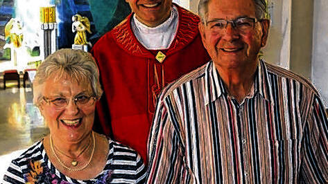 Berta und Michael Hüttner (vorn) mit Pfarrer Peter Göttke auf der Empore der Kirche.