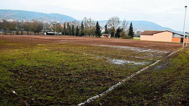 Katastrophale Voraussetzungen bieten sich auf dem bestehenden Hartplatz für die Fußballer im TSV Erlabrunn. Deshalb möchte ihn der TSV durch einen Rasenplatz ersetzen. Der Gemeinderat bewilligte dazu einstimmig eine Beteiligung der Gemeinde von 60 000 Euro. Katastrophale Voraussetzungen bieten sich auf dem bestehenden Hartplatz für die Fußballer im TSV Erlabrunn. Deshalb möchte ihn der TSV durch einen Rasenplatz ersetzen. Der Gemeinderat bewilligte dazu einstimmig eine Beteiligung der Gemeinde von 60 000 Euro.