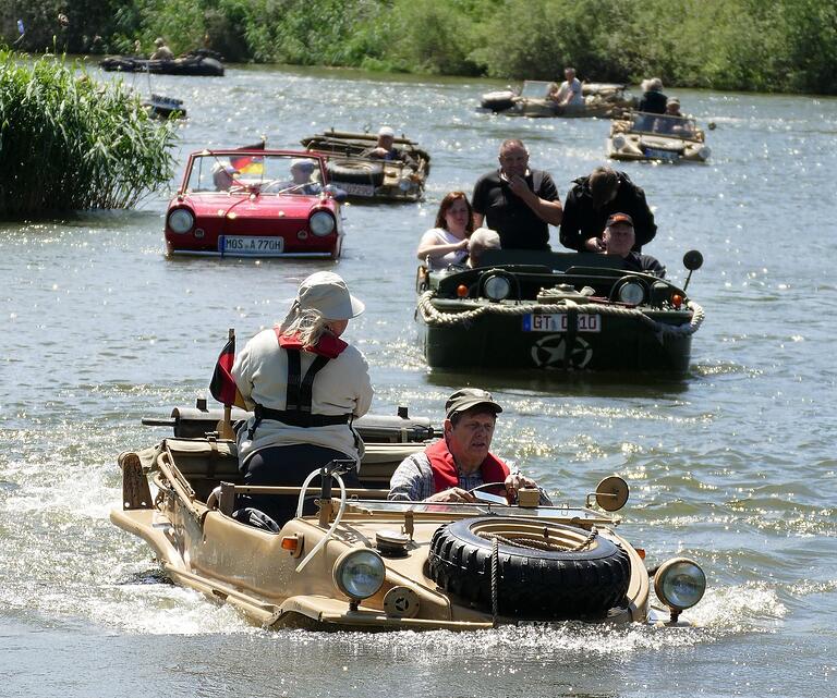 Wenn der Fahrer zum Paddel greift       -  Der VW Typ 166 ist ein äußerst see- und geländetaugliches Fahrzeug, wie man auch beim 59. internationales Schwimmwagentreffen an Pfingsten im Militärmuseum in Stammheim feststellen konnte.