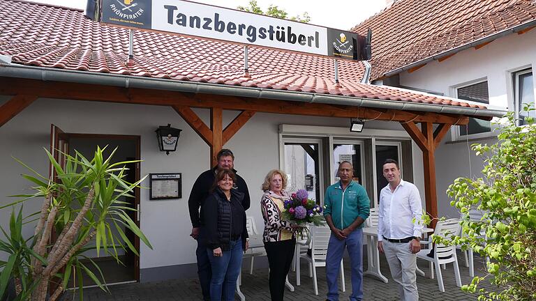 Seit einiger Zeit sind sie die neuen Pächter des Restaurants „Bollywood“ in Ostheim: die Herren Singh (2. von rechts) und Tim (ganz rechts). Darüber freut sich die Pächterfamilie mit Sigrid Peter-Leipold und Stephan und Claudia Kowalsky. Seit einiger Zeit sind sie die neuen Pächter des Restaurants „Bollywood“ in Ostheim: die Herren Singh (2. von rechts) und Tim (ganz rechts). Darüber freut sich die Pächterfamilie mit Sigrid Peter-Leipold und Stephan und Claudia Kowalsky.