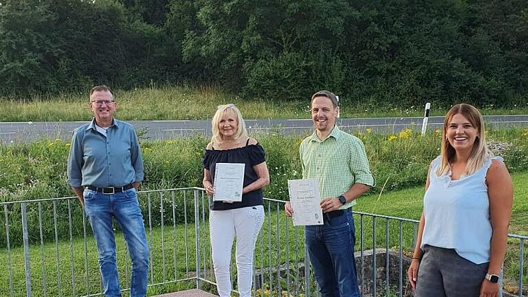 Sitzungspräsident Dieter Diez (von links) mit den Geehrten, Ingrid Baumann-Lauer, die sage und schreibe 50 Jahre Mitglied ist und Michael Huppmann (25 Jahre), sowie Gesellschaftspräsidentin Katharina Baidel.       -  Sitzungspräsident Dieter Diez (von links) mit den Geehrten, Ingrid Baumann-Lauer, die sage und schreibe 50 Jahre Mitglied ist und Michael Huppmann (25 Jahre), sowie Gesellschaftspräsidentin Katharina Baidel.