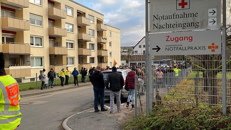 Rund 250 Menschen haben am Sonntag nach Aufruf der AfD vor dem Caritas-Krankenhaus in Bad Mergentheim demonstriert. Nach Angaben der Polizei verlief die Aktion weitgehend friedlich. Rund 250 Menschen haben am Sonntag nach Aufruf der AfD vor dem Caritas-Krankenhaus in Bad Mergentheim demonstriert. Nach Angaben der Polizei verlief die Aktion weitgehend friedlich.