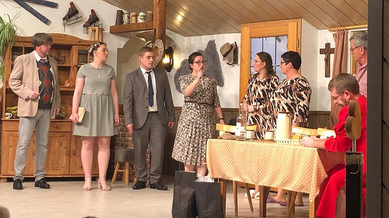 Für 'Aufklärung' sorgte die Haushälterin Leonie am Ende des Theaterstückes 'Oh Gott die Familie'. Von links: Stefan Krug, Nina Schneider, Phillip Schneider, Michaela Back, Nadine Krug, Andrea Schneider, Manfred Krug und Wolfgang Hepp. Für 'Aufklärung' sorgte die Haushälterin Leonie am Ende des Theaterstückes 'Oh Gott die Familie'. Von links: Stefan Krug, Nina Schneider, Phillip Schneider, Michaela Back, Nadine Krug, Andrea Schneider, Manfred Krug und Wolfgang Hepp.