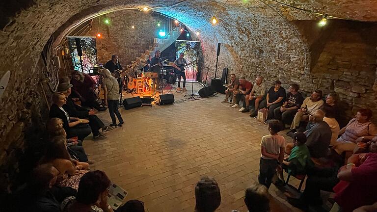 Im Gewölbekeller spielte die Acoustic-Band 'Redwood Tree'.