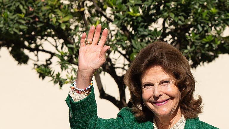 Königin Silvia von Schweden.jpeg       -  Königin Silvia von Schweden im Schlosshof der Insel Mainau.